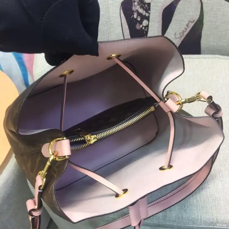 19B570402 Bags LV 0513